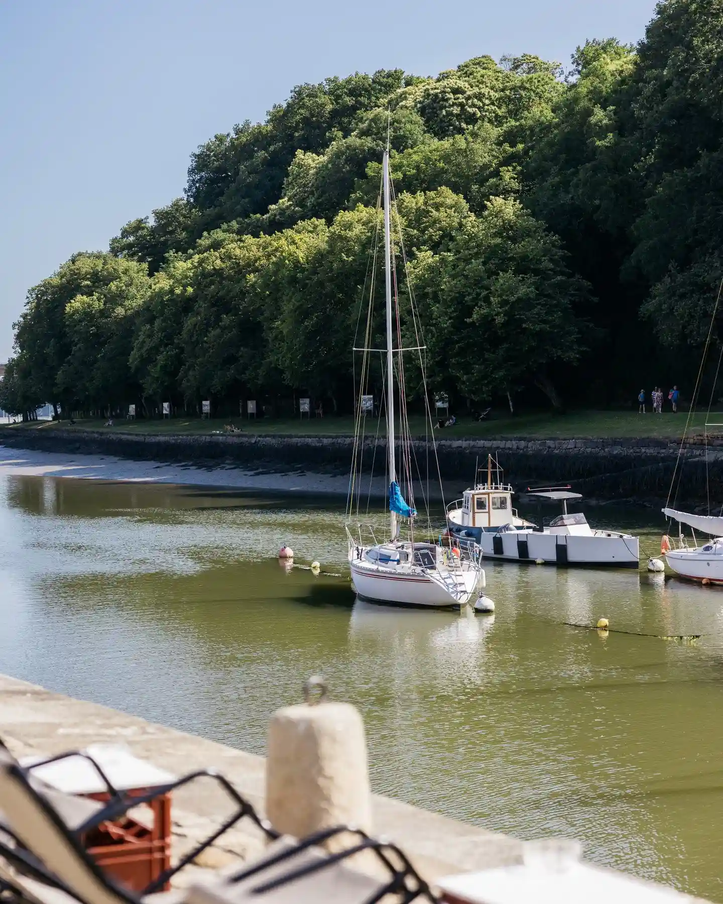 Bateaux sur le port de Saint-Goustan vus depuis Le Yac'h, Auray
