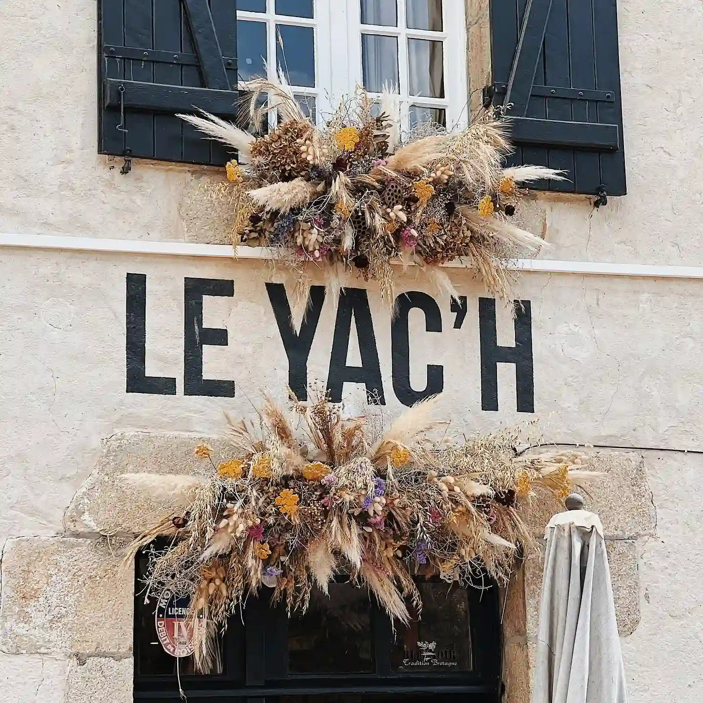 Façade fleurie du Yac'h, crêperie troquet Auray