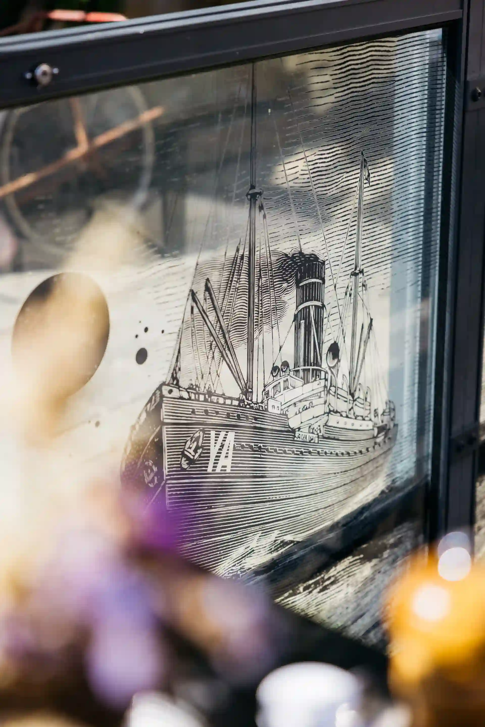 Gravure artistique au Yac'h, décor crêperie Saint-Goustan