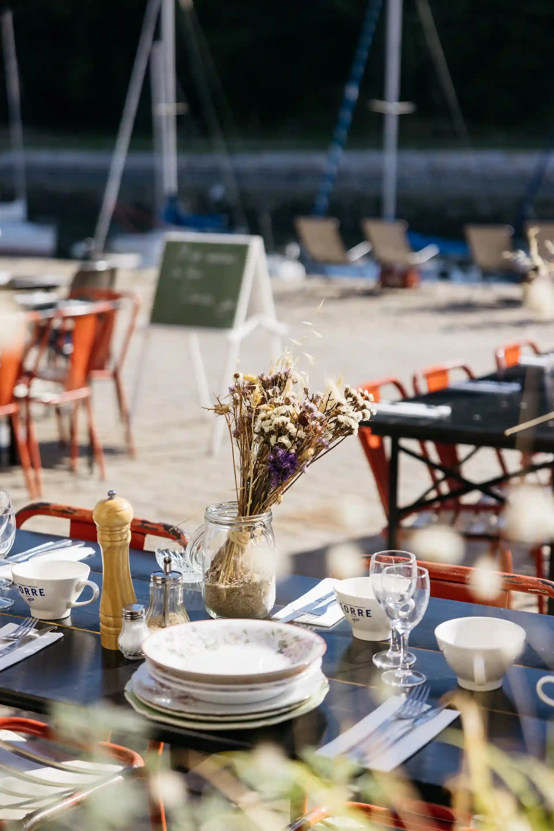 Table dressée au Yac'h, crêperie sur le port de Saint-Goustan Auray